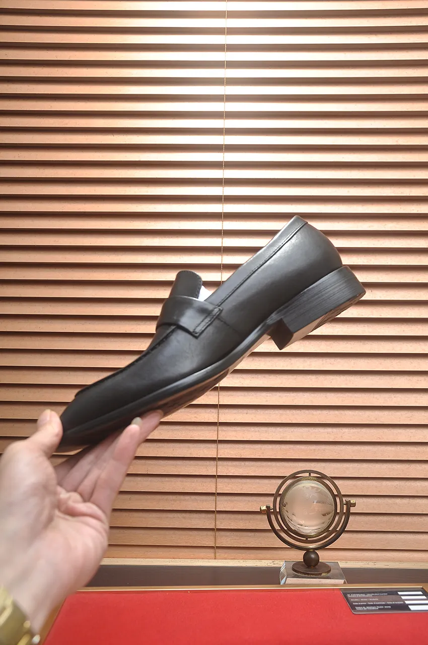 Men's men's shoes 💰540💶 [LV] (original single cowhide lining) 🍀LV's latest genuine leather business suit shoes are launched simultaneously on the official website. The first-layer cowhide imported from Italy is made of heavy gold, 💥official website 1:1 rubber outsole. Versatile to wear, high-end without losing class, and the color combination is extraordinary. This four-season style is alluring when worn on your feet, showing off your big-name flair. Standard code 38-45 (45 customized)